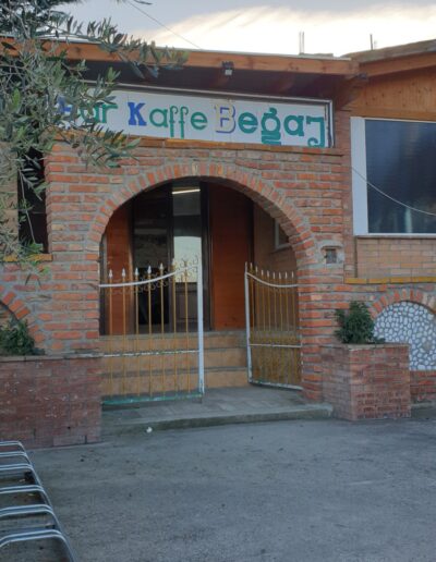 Restaurant Begaj Albanien Eingang Bar